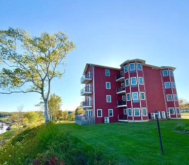 Montague Hotel | Lanes Riverhouse Inn & Cottages