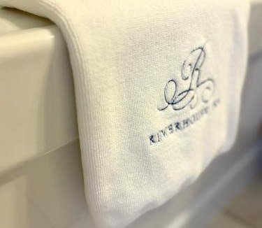 Montague Hotel | Lanes Riverhouse Inn & Cottages