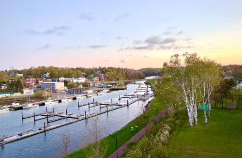 Montague Hotel | Lanes Riverhouse Inn & Cottages