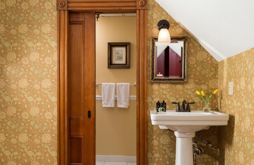 Burlington Bed & Breakfast | Lang House on Main Street Bed & Breakfast