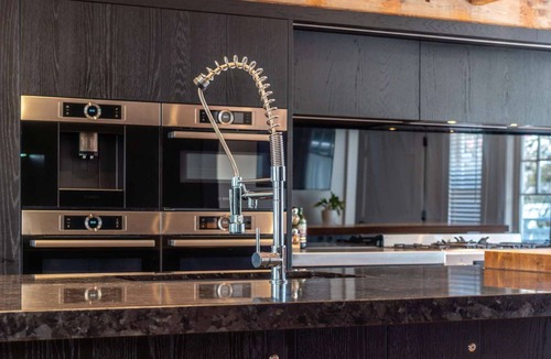 Surfdale Apartment | Lannan Beach House - Waterfront & Spa