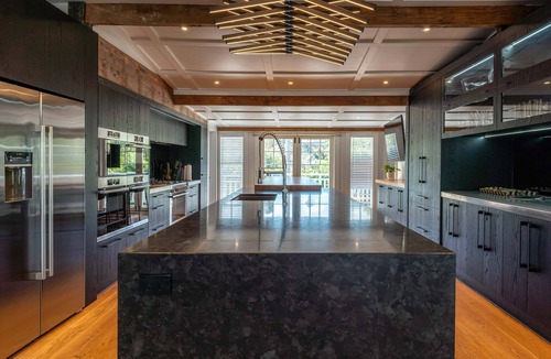 Surfdale Apartment | Lannan Beach House - Waterfront & Spa