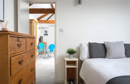 Cheltenham Apartment | Lansdown Crescent Lane