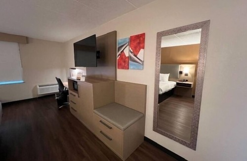 Lansing Hotel | Lansing Delta West Hotel