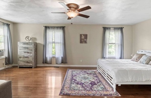 Lansing Apartment | Lansing upstairs 3bedroom 3.5 bath · Win · Wine Country Getaway! Fire Pit!