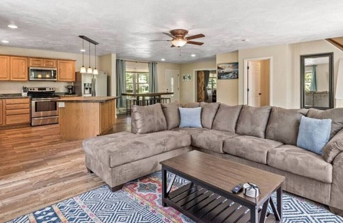 Lansing Apartment | Lansing upstairs 3bedroom 3.5 bath · Win · Wine Country Getaway! Fire Pit!