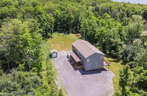 Lansing Apartment | Lansing upstairs 3bedroom 3.5 bath · Win · Wine Country Getaway! Fire Pit!
