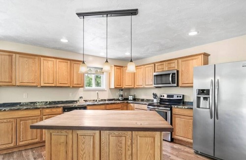 Lansing House | Lansing upstairs 5 bedroom 3.5 bath · Sp · Spacious! Pool Table+Fire Pit
