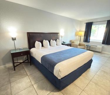 Whitfield Hotel | Lantern Inn & Suites - Sarasota