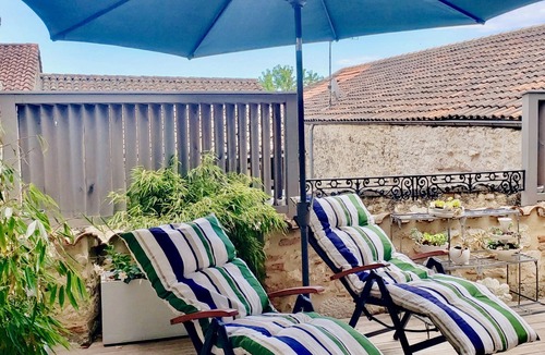 Villereal House | Large 260m2 bourgeois house with 36m2 terrace in the heart of Bastide Chromecast Tv