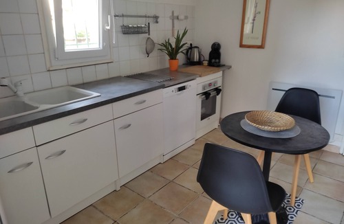 Saint-Martin-de-Valgalgues Apartment | Large studio in house
