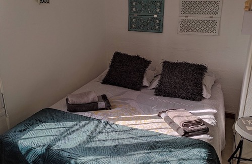 Saint-Martin-de-Valgalgues Apartment | Large studio in house