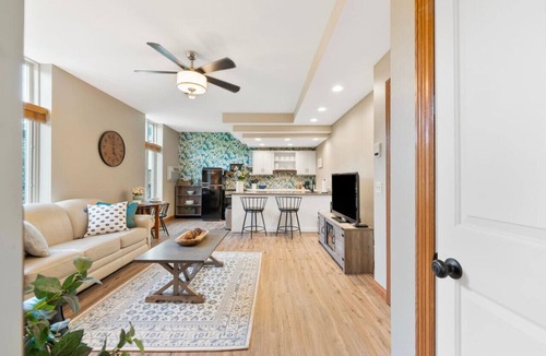 Zenda Condo | Large 1+1 Condo on Lakeshore - pool - walk to Lake