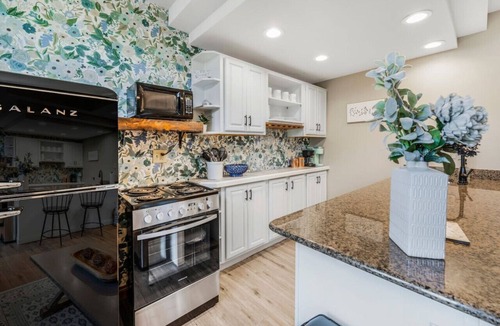 Zenda Condo | Large 1+1 Condo on Lakeshore - pool - walk to Lake