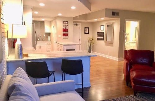 Edgehill Condo | Large 1 Bedroom Condo - On Music Row - Guitar Pool