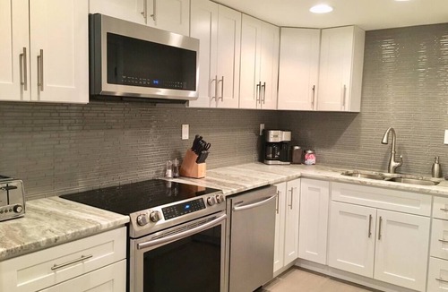 Edgehill Condo | Large 1 Bedroom Condo - On Music Row - Guitar Pool