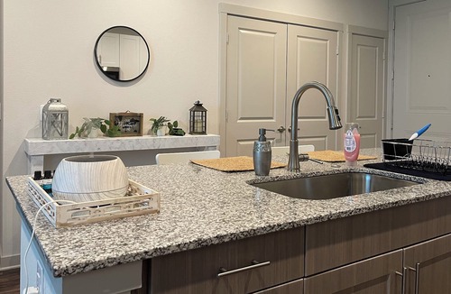 Aubrey Apartment | Large 1 BR Apartment w/ king Size Bed