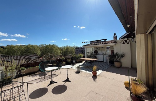 Saint - Aubin - Dupuy Apartment | Large 105m² Apt with Terrace & Parking