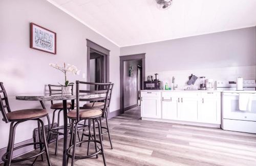Downtown Niagara Falls House | Large 11BR 4BA compound near Niagara Falls