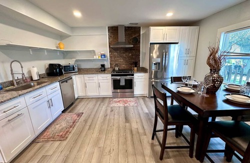 South Side Slopes House | Large 1BR on hill close to everything in Pitt