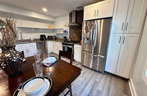 South Side Slopes House | Large 1BR on hill close to everything in Pitt