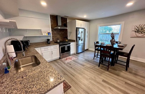 South Side Slopes House | Large 1BR on hill close to everything in Pitt