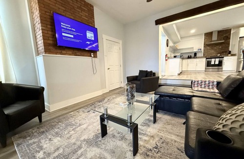 South Side Slopes House | Large 1BR on hill close to everything in Pitt