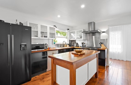 Tewantin House | Large 2 bedroom house with pool