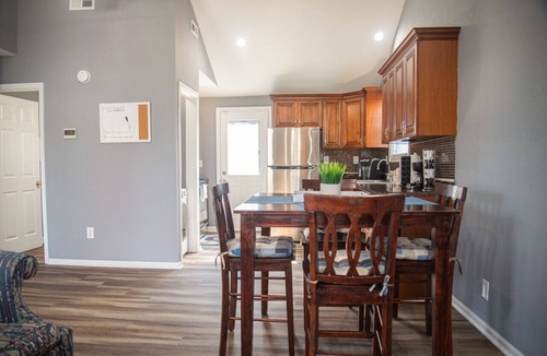 Hampton House | Large 2 bedroom | Queen beds | Safe Area
