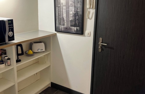 Villejuif Apartment | Large 22 m2 ground-floor studio, 5-minute walk from IGR/Paul Brousse line 14