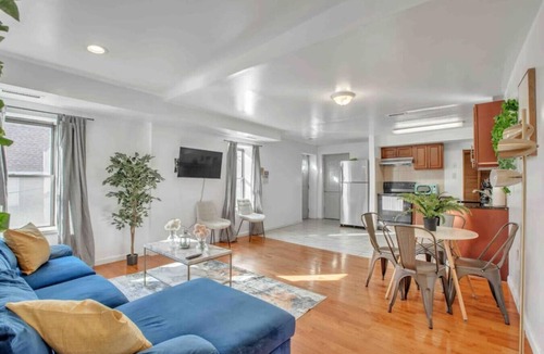 Fairmount Apartment | Large 3/2 in Spring Garden