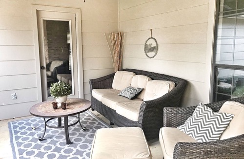 Paris House | Large 3 bed/2 bath luxury home in central location!
