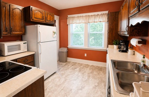 Erie Apartment | Large 3 Bed Boulevard Park Apartment ★ Near All