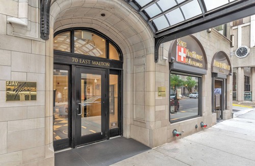 Near North Side Apartment | Large 3 Bed Duplex Downtown Chicago with Housekeeping & Laundry. Dog Friendly.