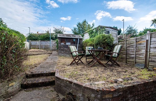 Canterbury House | Large 3 Bed House with Garden/Parking