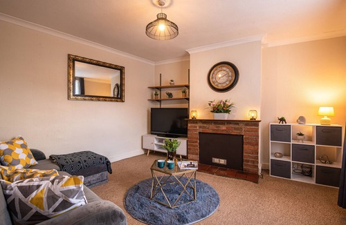 Canterbury House | Large 3 Bed House with Garden/Parking