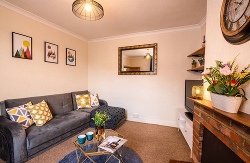 Canterbury House | Large 3 Bed House with Garden/Parking