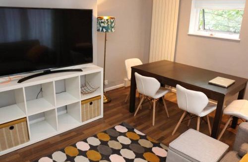 Wood Street Apartment | Large 3 bedroom apartment in gated development
