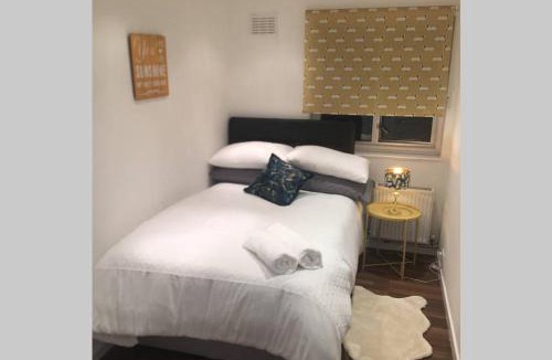 Wood Street Apartment | Large 3 bedroom apartment in gated development