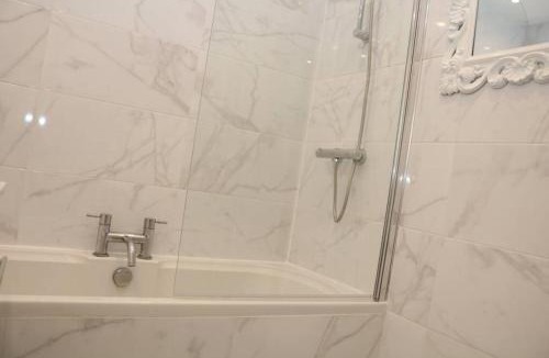 Wood Street Apartment | Large 3 bedroom apartment in gated development