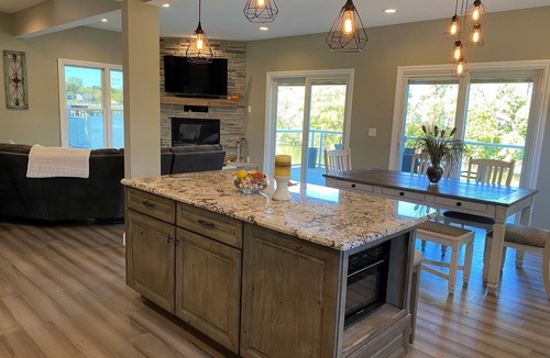 Port Huron House | Large, 3 bedroom Cottage on Black River sleeps up to 10.
