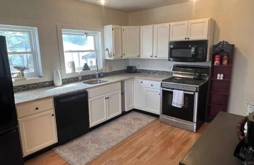 Bay View House | Large 3-bedroom House with Outdoor Hot Tub!