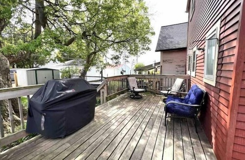 Bay View House | Large 3-bedroom House with Outdoor Hot Tub!