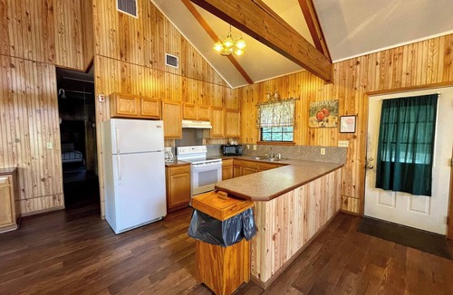 Zwolle Cabin | Large 3-Bedroom Retreat with Vaulted Great Room, Full Kitchen & Firepit