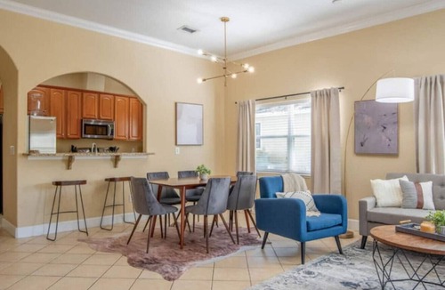 College Park House | Large 3 bedroom with King Bed!