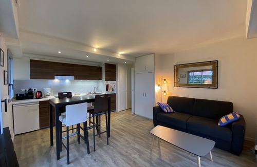 Cabourg Apartment | Large 3-room apartment - Seafront - Garden - Beach - Heated pool