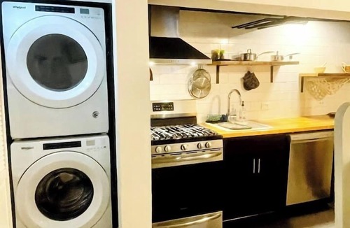 Avondale Apartment | Large 3BR/2BA Duplex King Parking