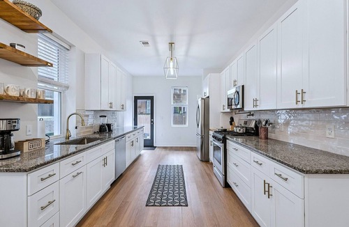 Whitman House | Large 3BR Good for Crews or Groups ~1mi to Stadiums~ Flex Space ~ Near Groceries