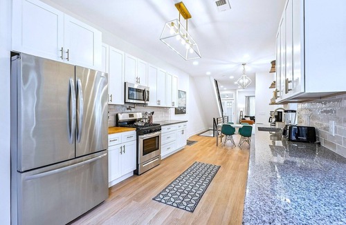 Whitman House | Large 3BR Good for Crews or Groups ~1mi to Stadiums~ Flex Space ~ Near Groceries