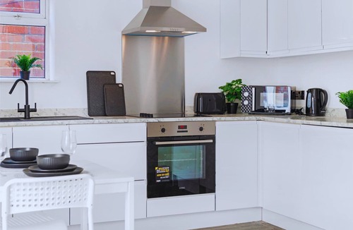 Alfreton House | Large 4 BED - 3BATH House